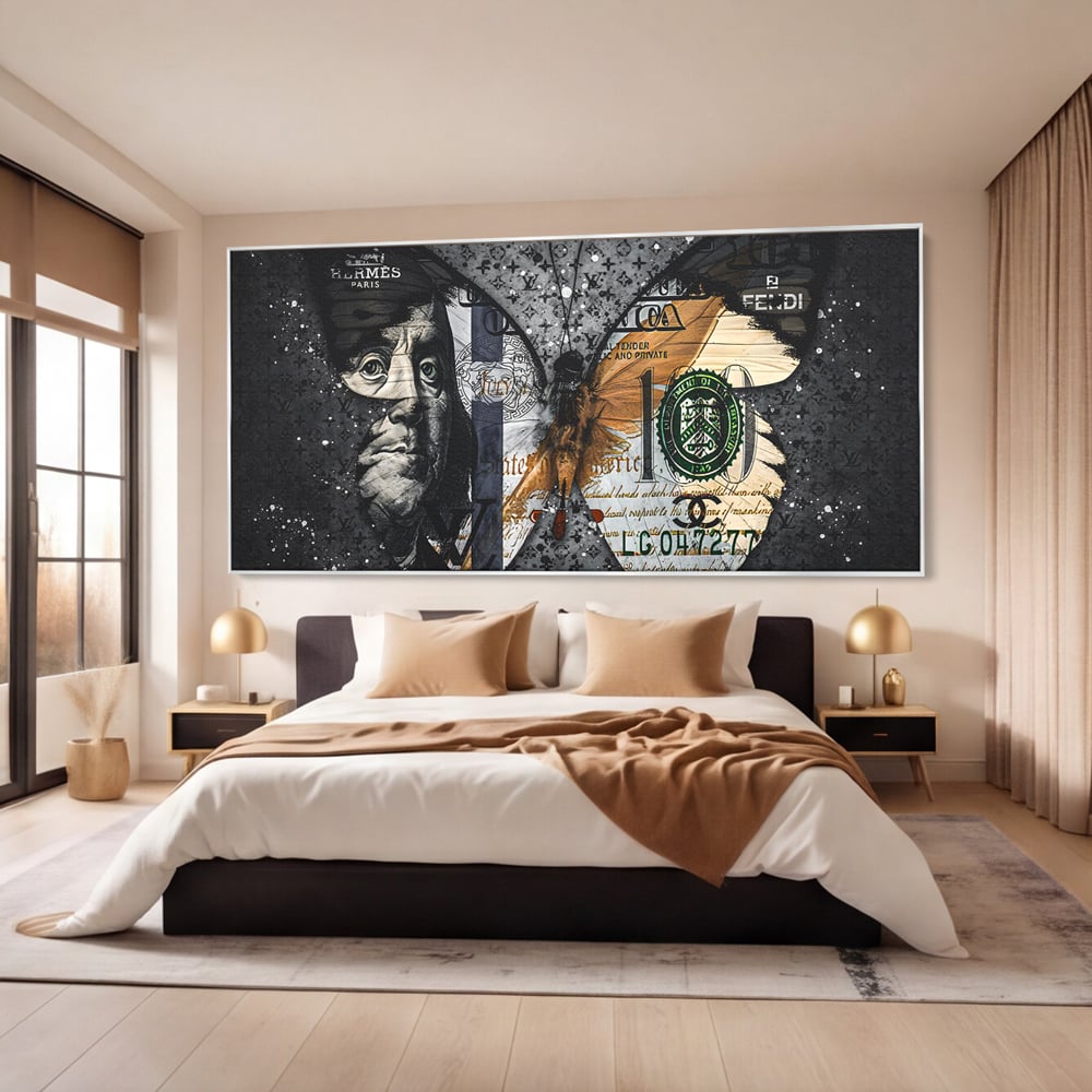 Tablou canvas cu tablou canvas cu fluture din bani, in rama de aluminiu argintiu, pe perete intr-un dormitor